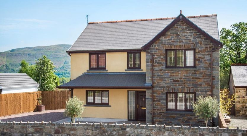 Photo of 4 Bed in Lower Cwmtwrch