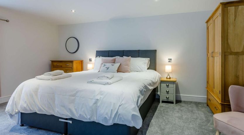 Photo of 5 Bed in Brayford