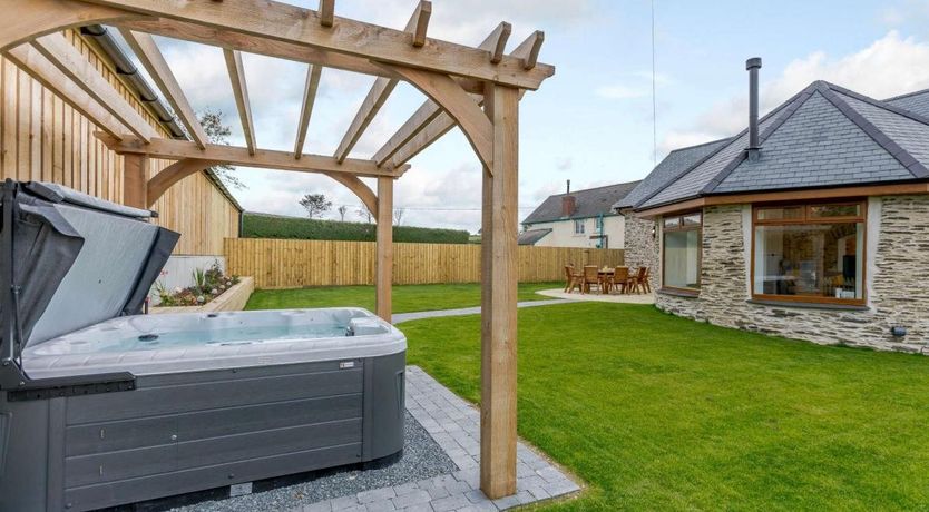 Photo of 5 Bed in Brayford