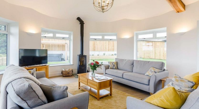 Photo of 5 Bed in Brayford