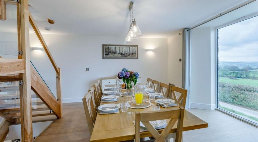 Photo of 5 Bed in Brayford