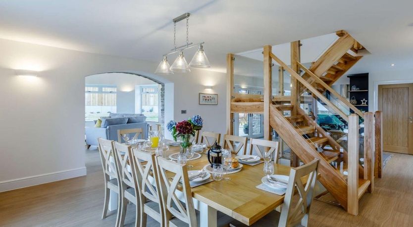 Photo of 5 Bed in Brayford