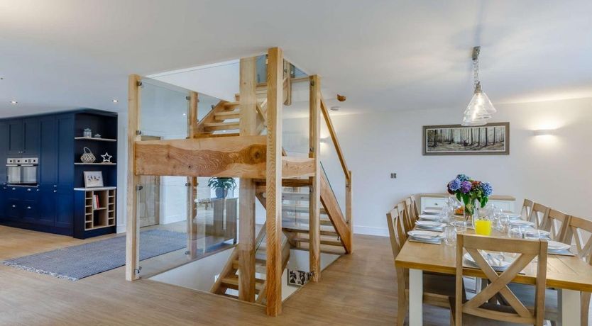 Photo of 5 Bed in Brayford