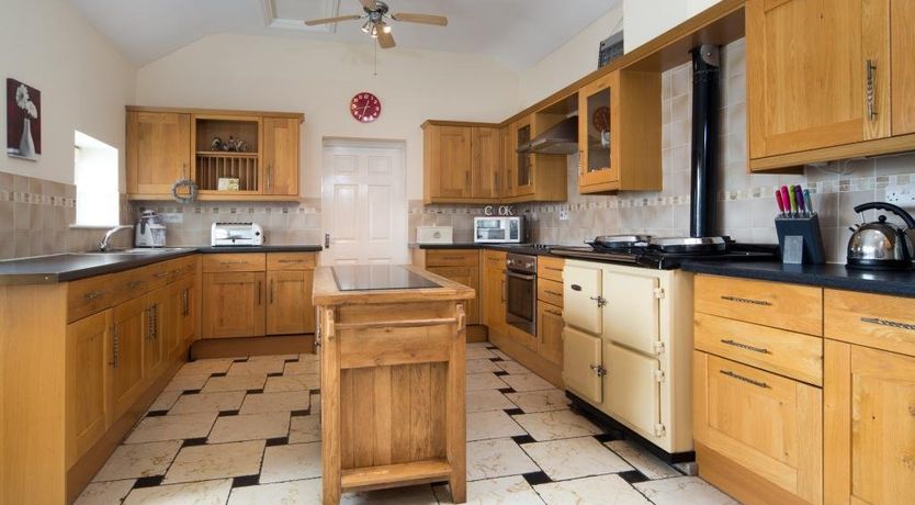 Photo of 7 Bed in Newlands