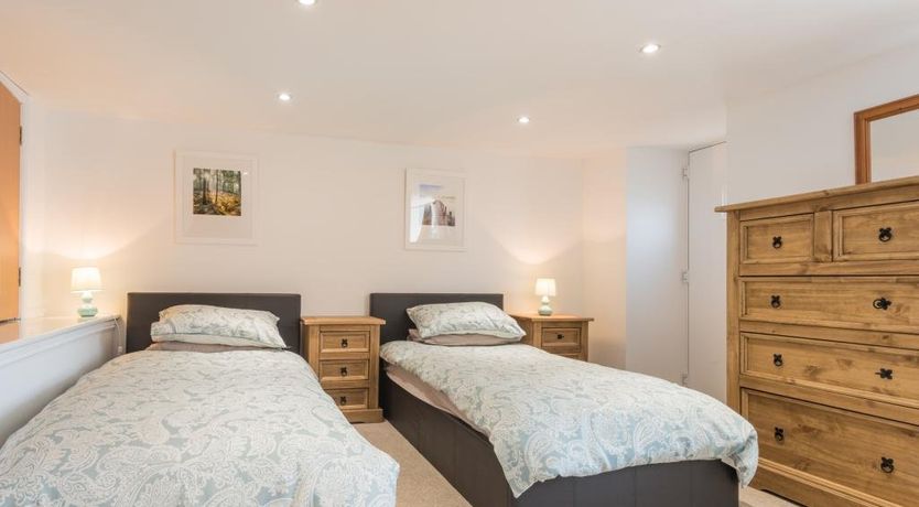 Photo of 7 Bed in Newlands