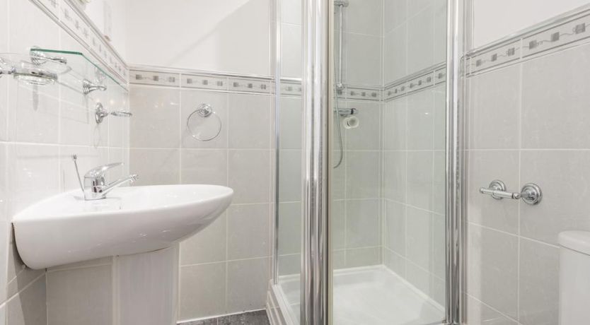 Photo of 7 Bed in Newlands