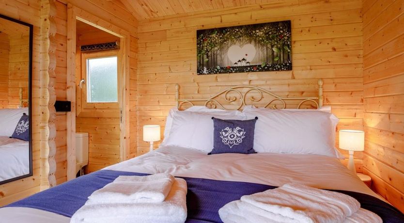 Photo of 1 Bed in Polbathic