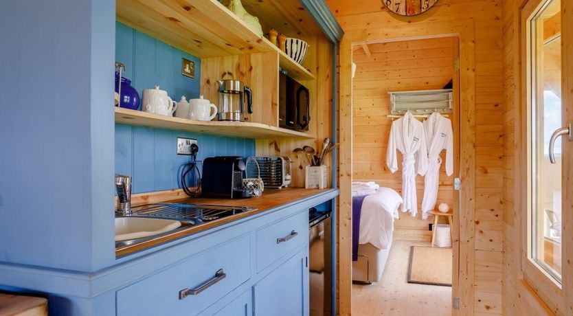 Photo of 1 Bed in Polbathic