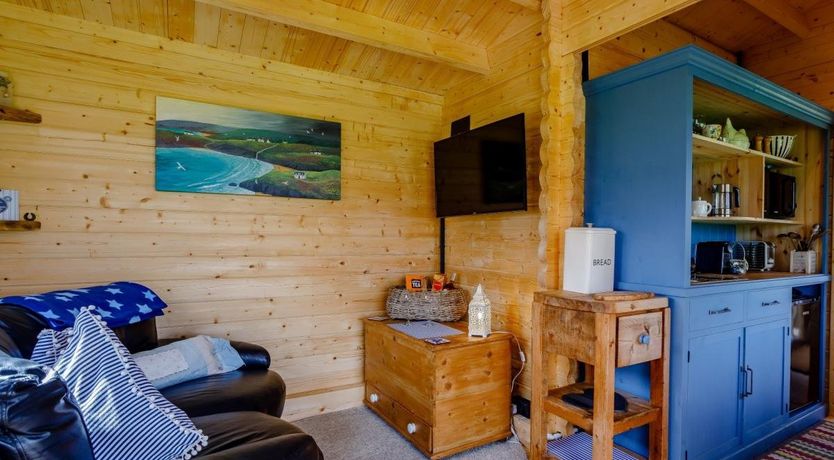 Photo of 1 Bed in Polbathic