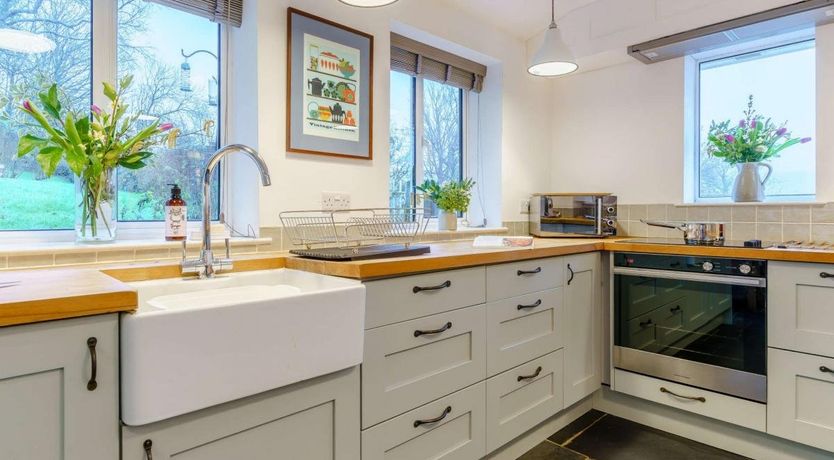 Photo of 4 Bed in Cwmcarvan