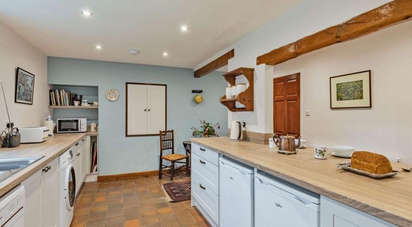 Photo of 5 Bed in Thorpe