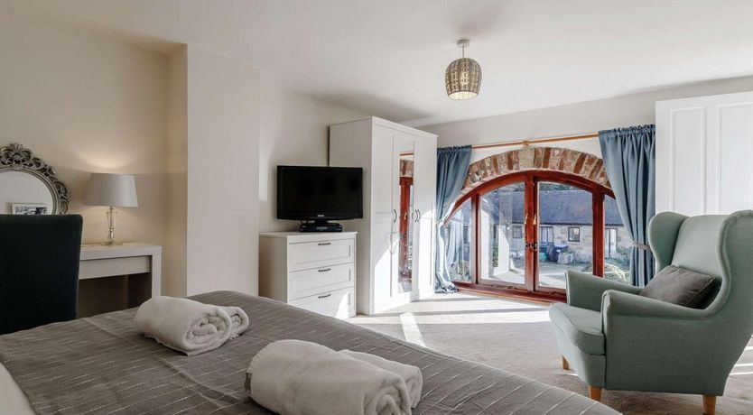 Photo of 4 Bed in Hopton