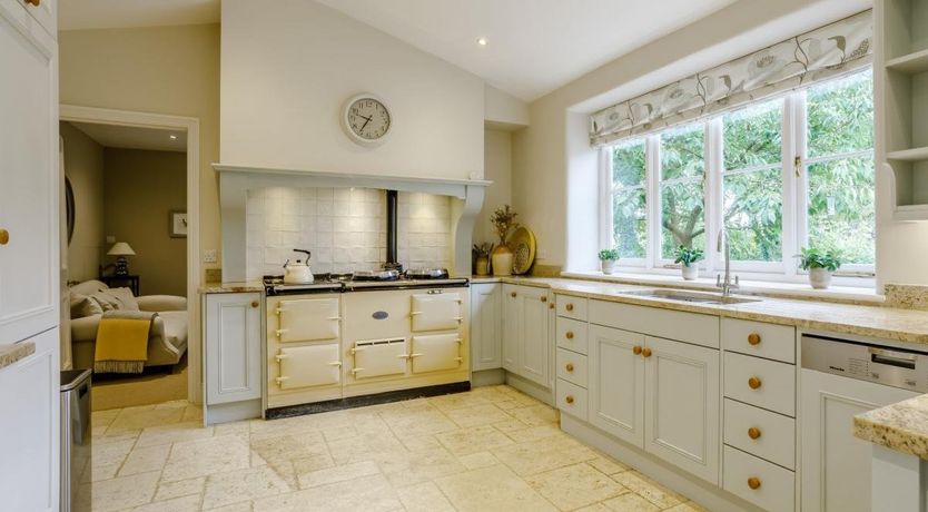 Photo of 5 Bed in Holton