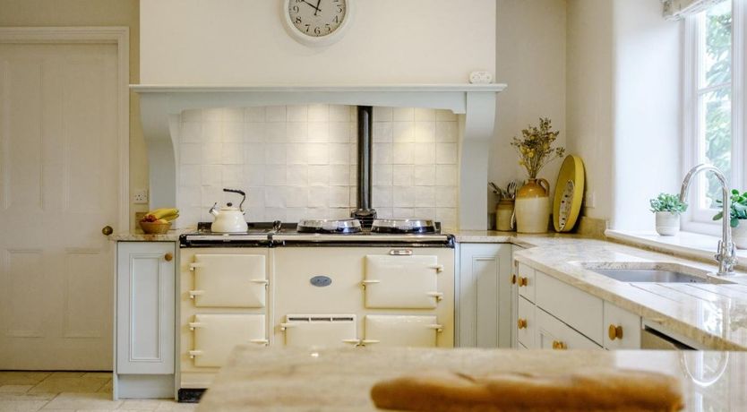 Photo of 5 Bed in Holton