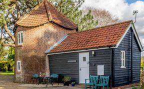Photo of in Mattishall (MILN8)