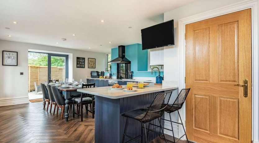 Photo of 4 Bed in Llanelltyd