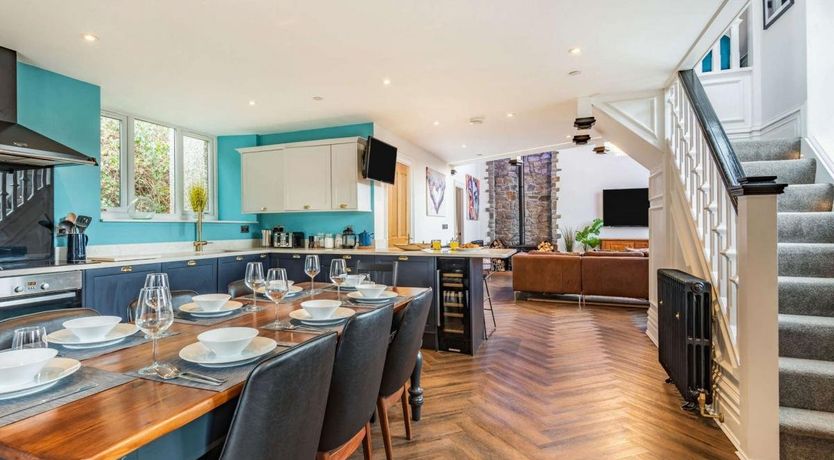 Photo of 4 Bed in Llanelltyd