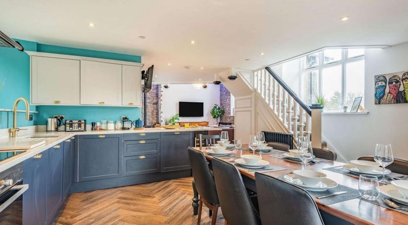 Photo of 4 Bed in Llanelltyd