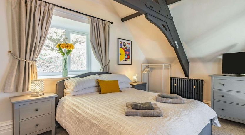 Photo of 4 Bed in Llanelltyd