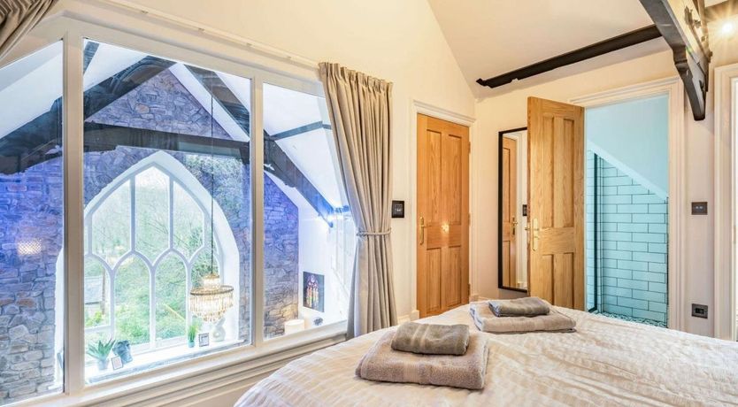 Photo of 4 Bed in Llanelltyd