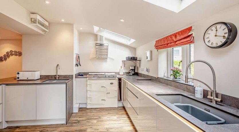 Photo of 6 Bed in Eastleigh