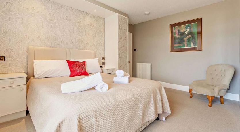 Photo of 6 Bed in Eastleigh