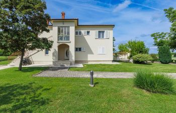 Macini Holiday Home