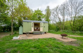The Orchard's Retreat Shepherd's Hut Holiday Cottage