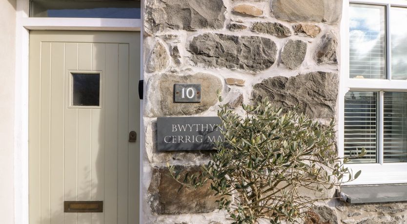 Photo of Bwthyn Cerrig Man (Pebble Cottage)