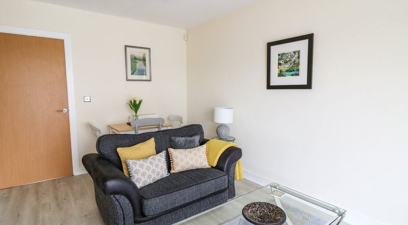 Photo of 6 Erwr Brenhinoedd