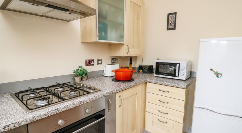 Photo of 6 Erwr Brenhinoedd