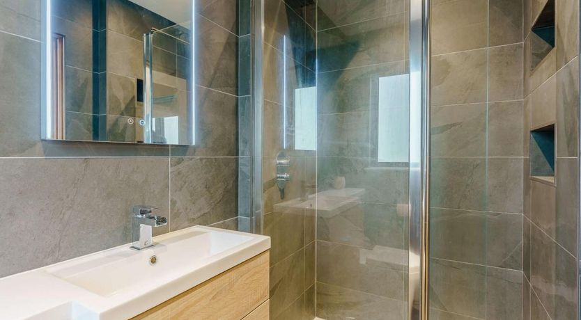 Photo of 2 Bed in Roud