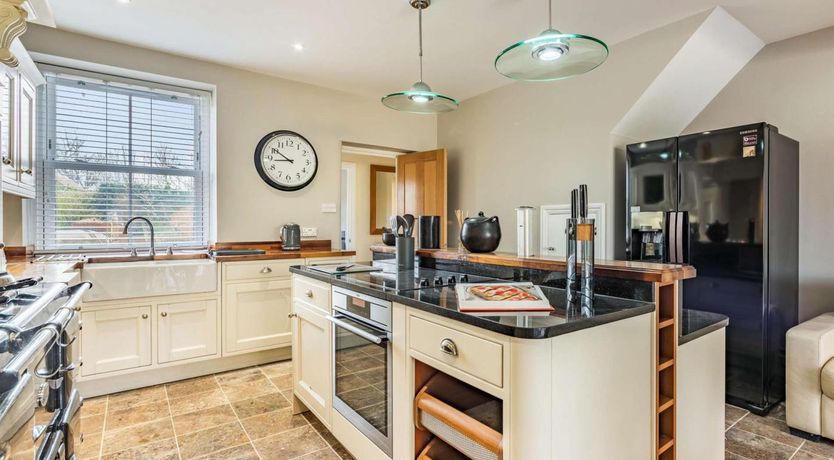 Photo of 5 Bed in Bicester
