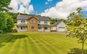 Photo of 5 Bed in Lampeter