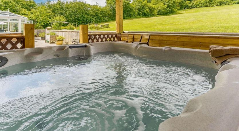 Photo of 5 Bed in Lampeter