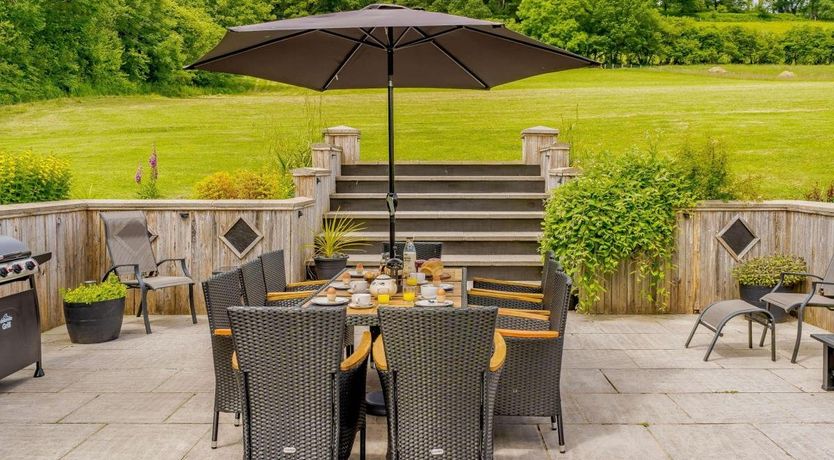 Photo of 5 Bed in Lampeter