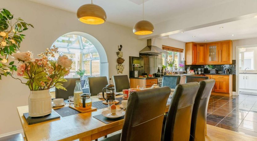 Photo of 5 Bed in Lampeter