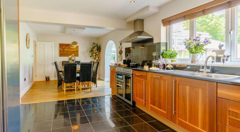 Photo of 5 Bed in Lampeter