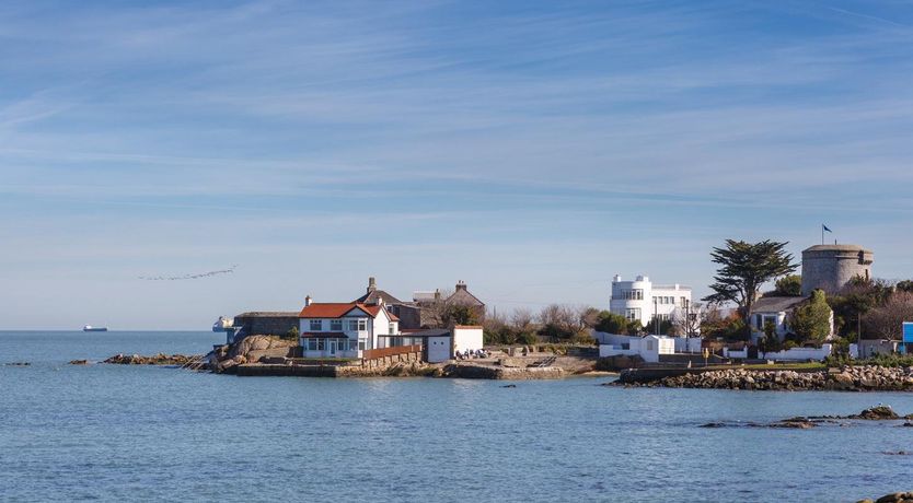 Photo of Classical period residence beside the sea