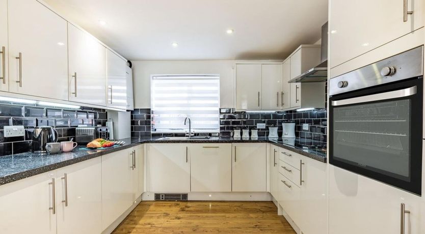 Photo of 3 Bed in Tenby