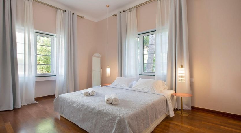 Photo of Goldfinch Glint