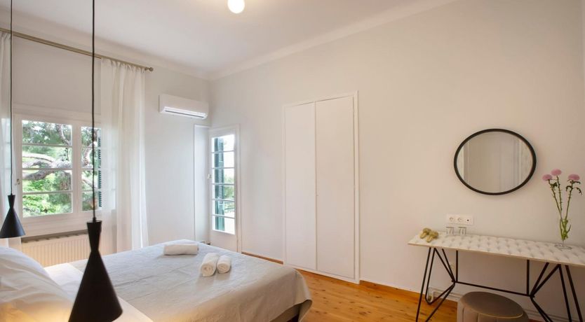 Photo of Goldfinch Glint