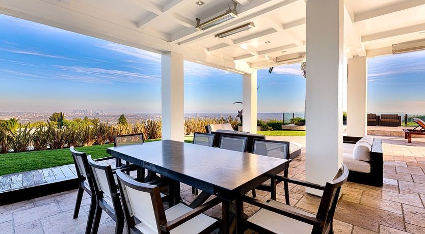 Photo of Fly Famous Mockingbird