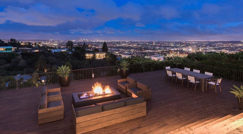 Photo of Fly Famous Mockingbird