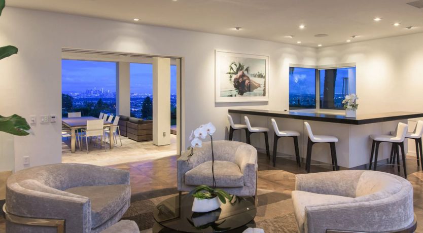 Photo of Fly Famous Mockingbird