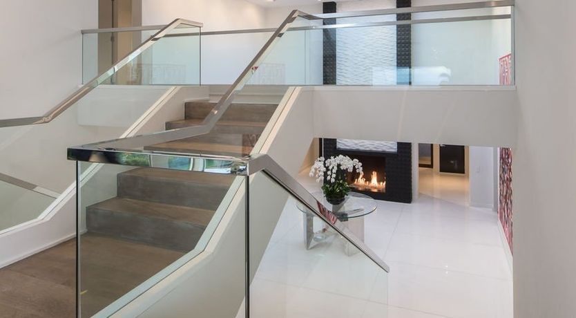 Photo of Fly Famous Mockingbird