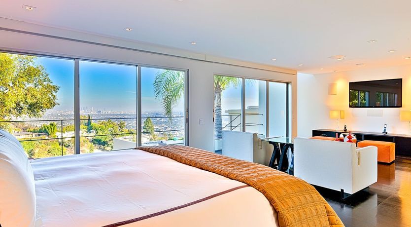 Photo of Fly Famous Mockingbird