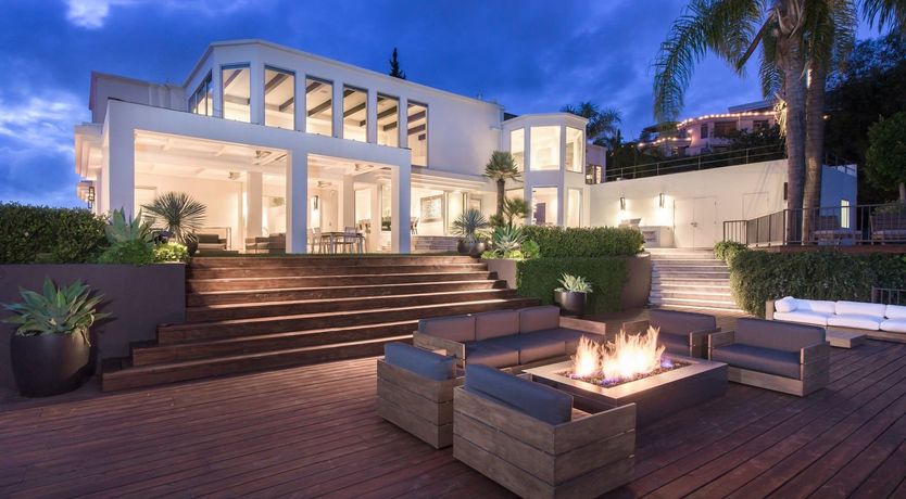 Photo of Fly Famous Mockingbird