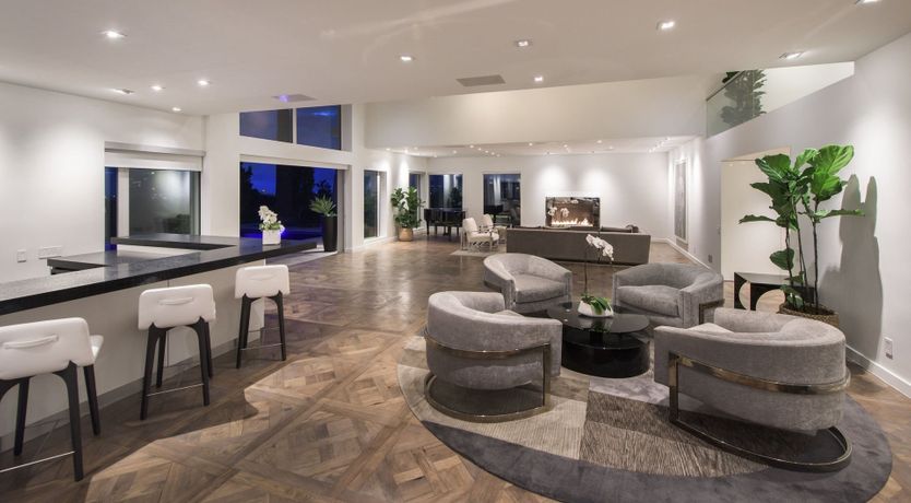 Photo of Fly Famous Mockingbird