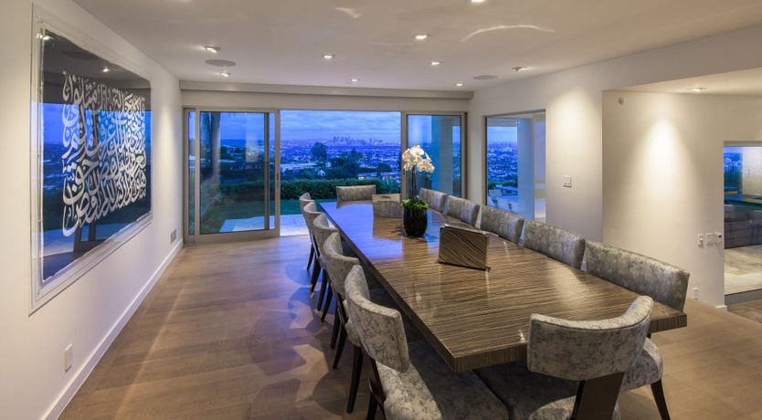 Photo of Fly Famous Mockingbird